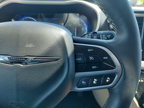 Used 2023 Chrysler Pacifica Touring-L FWD image 29