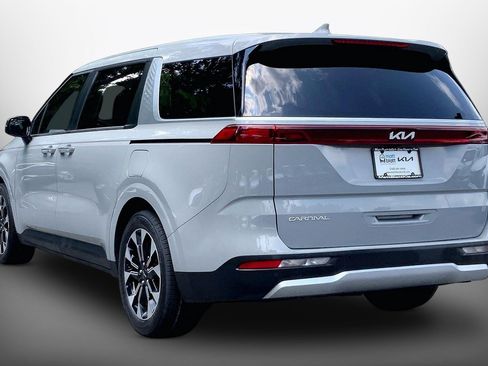 Used 2024 Kia Carnival EX FWD image 13