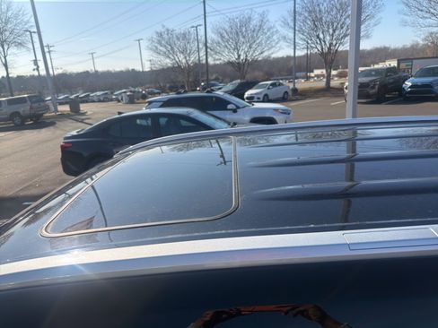 Used 2022 Toyota Highlander XLE image 11