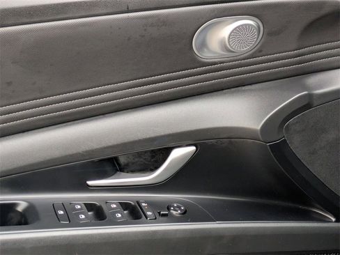 Used 2025 Hyundai Elantra SEL image 13