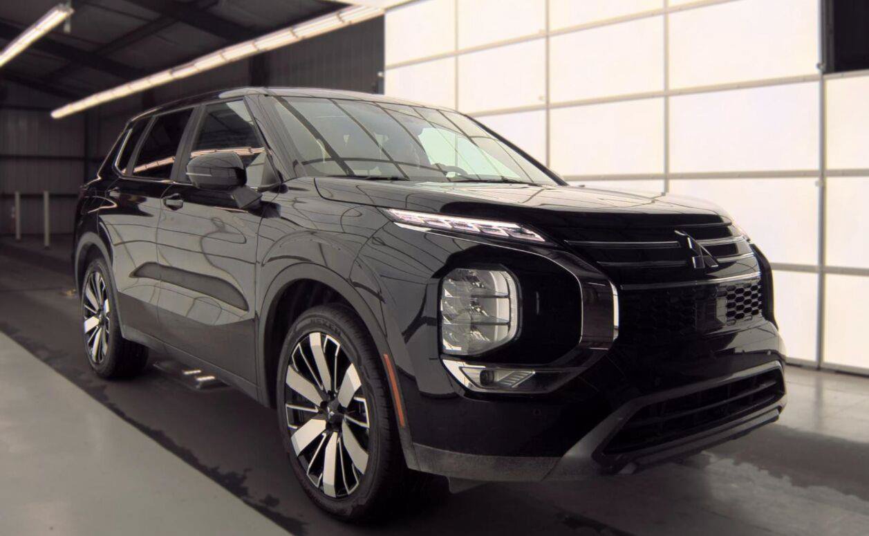 Used 2025 Mitsubishi Outlander AWD image 1