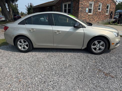 Used 2016 Chevrolet Cruze LT FWD image 2