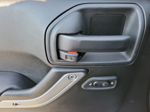 Used 2017 Jeep Wrangler Unlimited Rubicon w/ Connectivity Group image 6