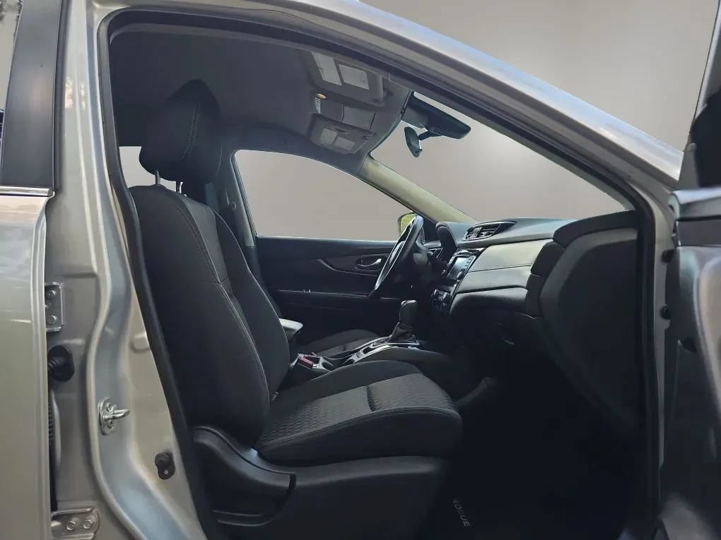 Used 2020 Nissan Rogue SV FWD image 44