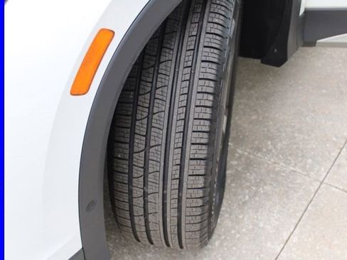 Used 2025 Volkswagen Tiguan SE image 13