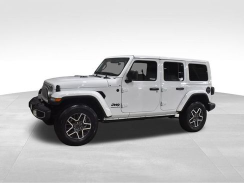 Used 2025 Jeep Wrangler Unlimited Sahara AWD/4WD image 4