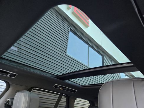 New 2026 Land Rover Range Rover SE image 12