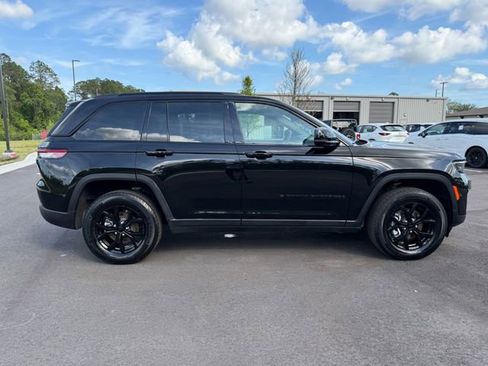 Used 2025 Jeep Grand Cherokee Altitude AWD/4WD image 7