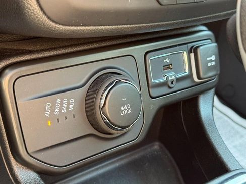 Used 2023 Jeep Renegade Altitude w/ Sun/Sound Group AWD/4WD image 25