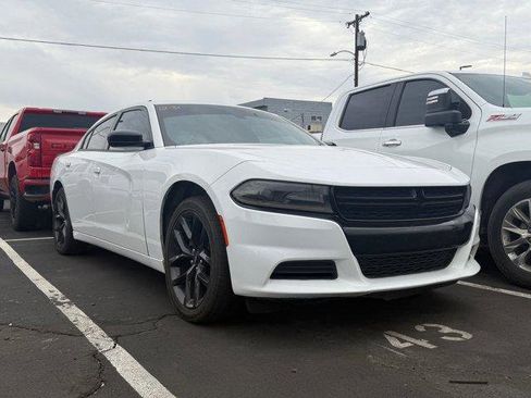 Used 2019 Dodge Charger SXT image 2