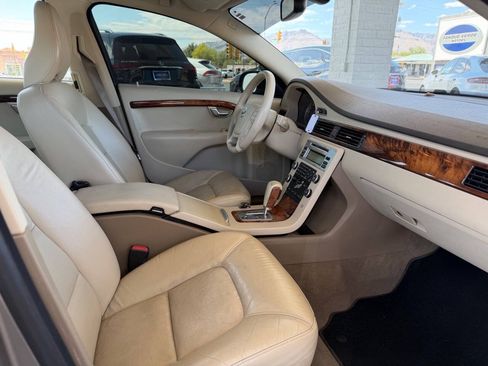 Used 2010 Volvo V70 FWD image 10