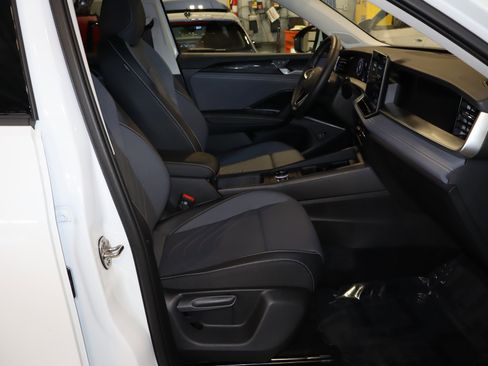 Used 2025 Volkswagen Tiguan SE image 25