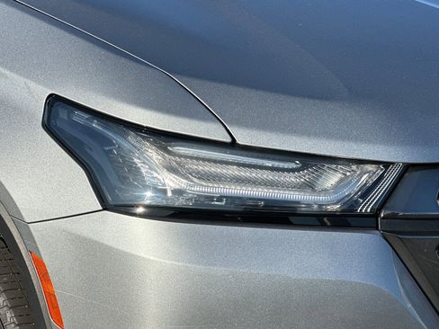 Used 2023 Chevrolet Traverse LT image 46