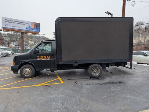 Used 2017 Chevrolet Express 3500 image 4