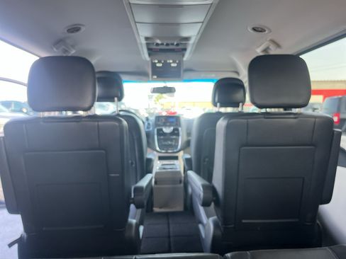 Used 2016 Chrysler Town & Country Touring FWD image 39