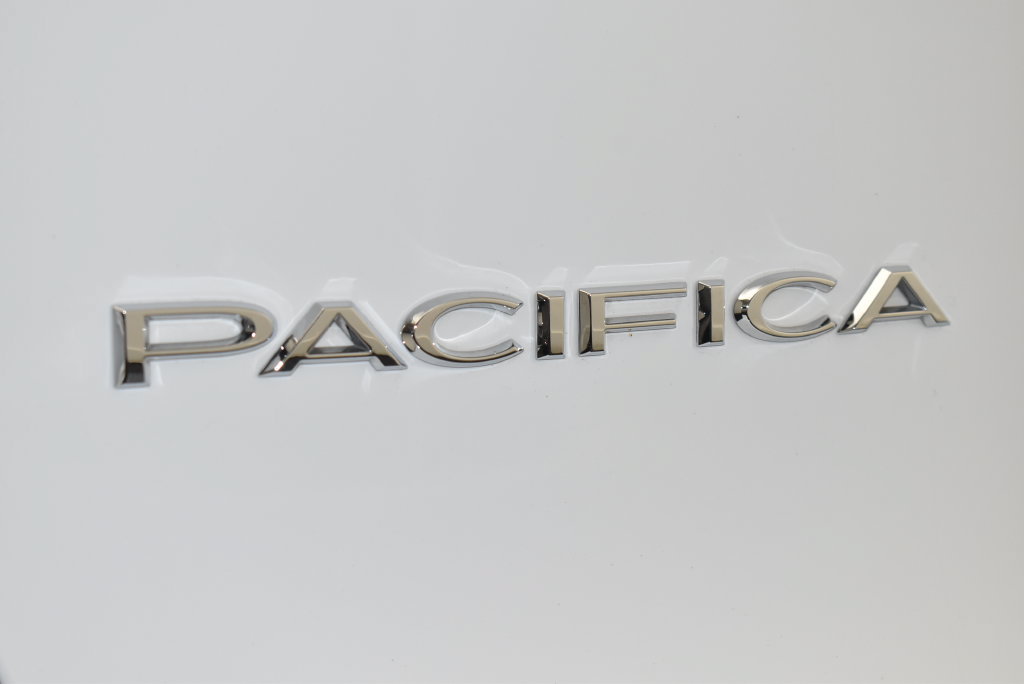 Used 2025 Chrysler Pacifica Select FWD image 9