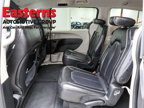 Used 2023 Chrysler Pacifica Touring-L image 22
