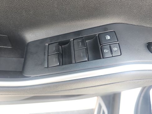 Used 2021 Toyota Highlander XLE AWD/4WD image 11