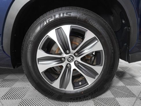 Used 2023 Toyota Highlander XLE FWD image 29