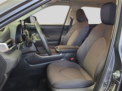 Used 2023 Toyota Highlander L image 11