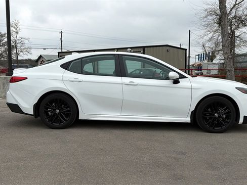 Used 2025 Toyota Camry SE image 7