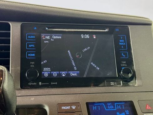 Used 2017 Toyota Sienna XLE image 13