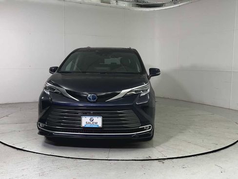 Used 2023 Toyota Sienna Platinum image 7
