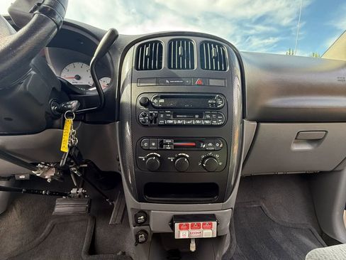 Used 2006 Dodge Grand Caravan SXT FWD image 12