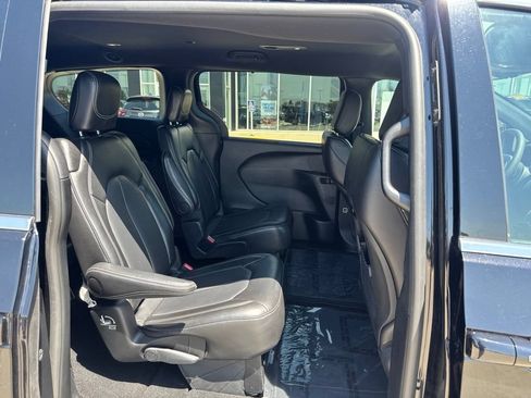 Used 2025 Chrysler Pacifica Select FWD image 32