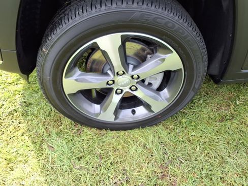 New 2025 Jeep Grand Cherokee L Limited w/ Luxury Tech Group II image 34