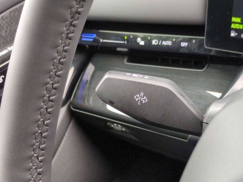 Used 2025 BMW 530i xDrive w/ Premium Package image 29