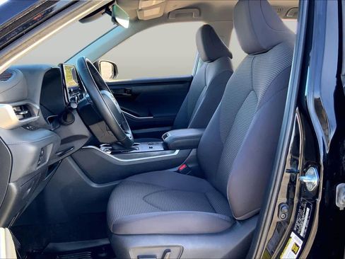 Used 2023 Toyota Highlander LE FWD image 8