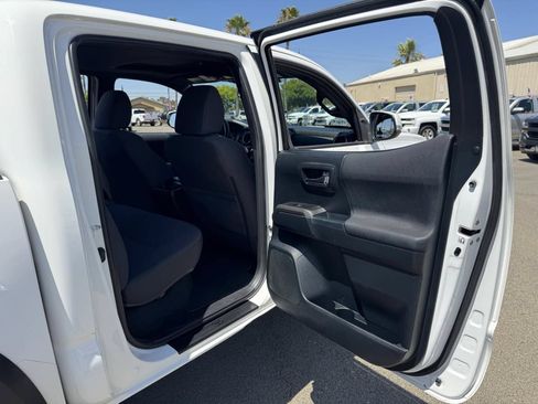 Used 2016 Toyota Tacoma TRD Off-Road AWD/4WD image 18