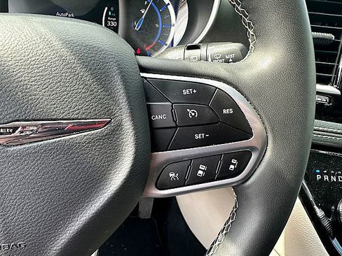 Used 2023 Chrysler Pacifica Touring-L FWD image 21
