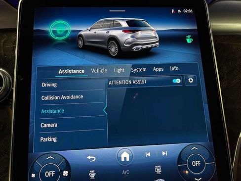 Used 2025 Mercedes-Benz GLC 300 4MATIC image 36