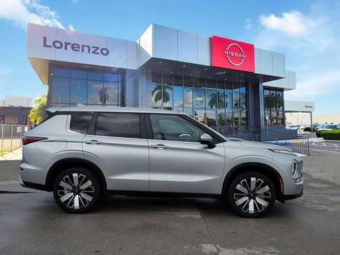 Used 2025 Mitsubishi Outlander SE FWD image 4
