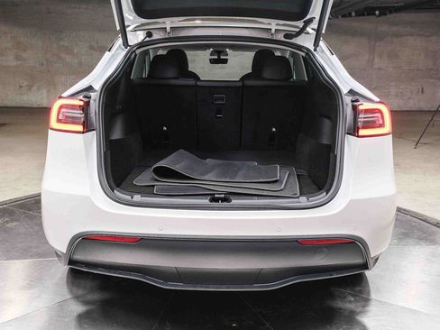 Used 2021 Tesla Model Y Long Range AWD/4WD image 25