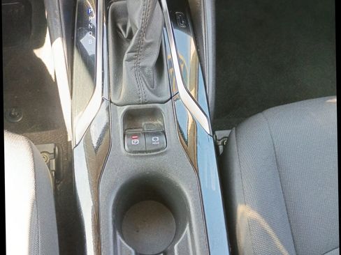 Used 2022 Toyota Corolla LE FWD image 32