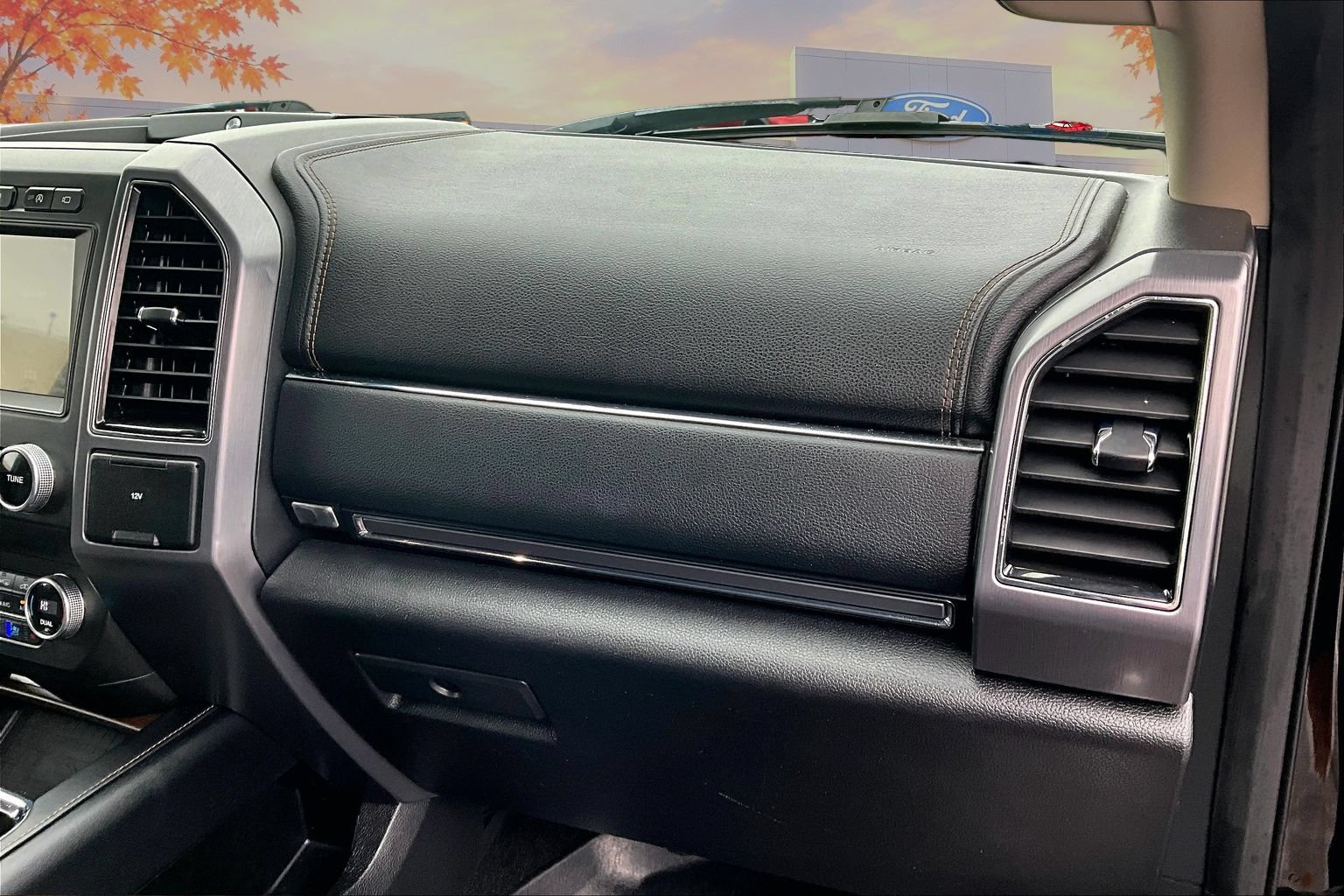 Used 2019 Ford Expedition Platinum AWD/4WD image 27