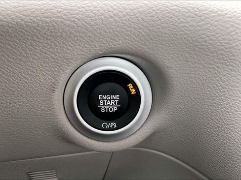 Used 2024 Chrysler Pacifica Touring-L image 32