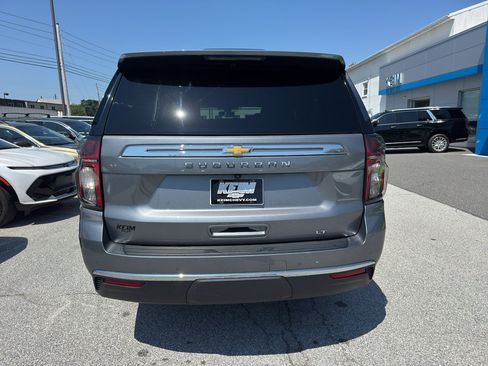 Used 2022 Chevrolet Suburban LT w/ LT Signature Package AWD/4WD image 4