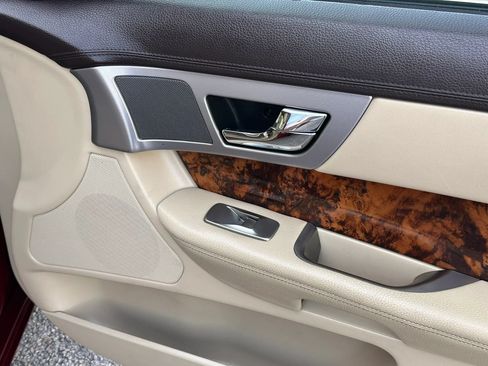 Used 2011 Jaguar XF RWD image 19