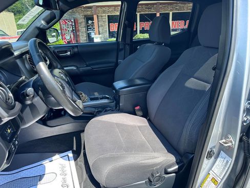 Used 2017 Toyota Tacoma TRD Sport image 12