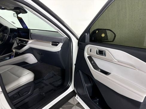 Certified 2025 Ford Explorer Active w/ Active Comfort Package AWD/4WD image 39