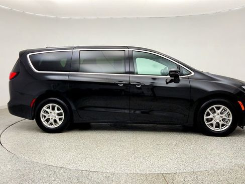 Used 2025 Chrysler Pacifica Select FWD image 4
