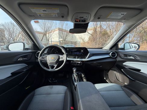 Used 2025 Chevrolet Trax LT w/ LT Convenience Package image 31