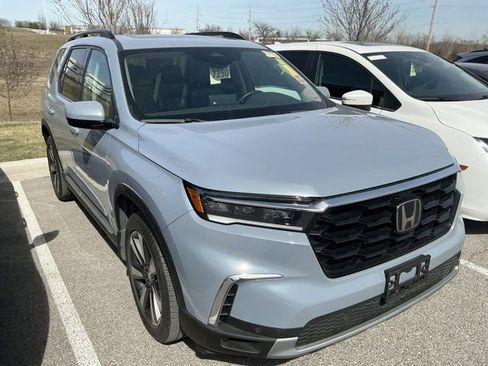 Used 2024 Honda Pilot Touring image 3