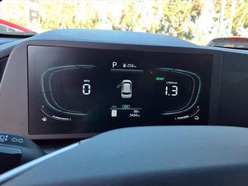 Used 2025 Kia Niro LX image 13