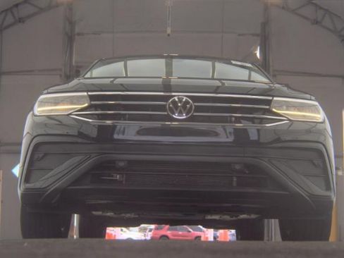 Used 2023 Volkswagen Tiguan SE FWD image 2