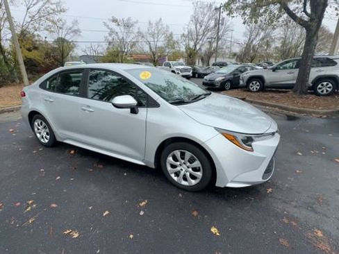 Used 2022 Toyota Corolla LE image 3